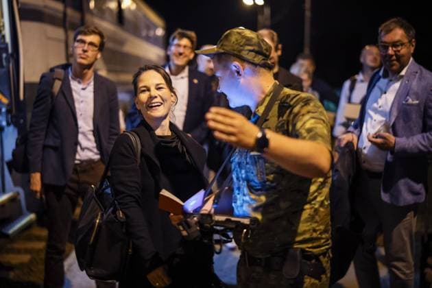 Annalena Baerbock Buendnis 90 Die Gruenen , Federal Minister of Foreign Affairs arrives at Medyka Poland station to take the night train to Kiev, taken during the visit of the Federal Minister of Foreign Affairs to Ukraine on 11 09 2023 Medyka Poland Copyright: xDominikxButzmannx