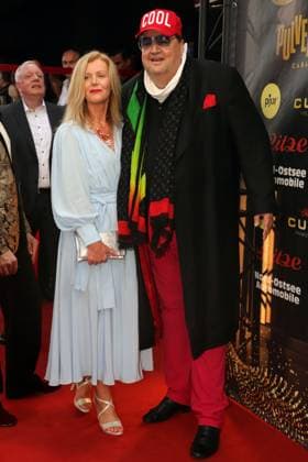 Andreas Ellermann with girlfriend Ilka at the 50th anniversary gala of the powder keg cabaret on the red carpet Ilka is 45 years old and Danish Hamburg, the 10 09 2023 Andreas Ellermann with girlfriend Ilka at the 50th anniversary gala of the powder keg cabaret on the red carpet Ilka is 45 years old and Danish , Hamburg St Pauli Hamburg Germany 50th anniversar