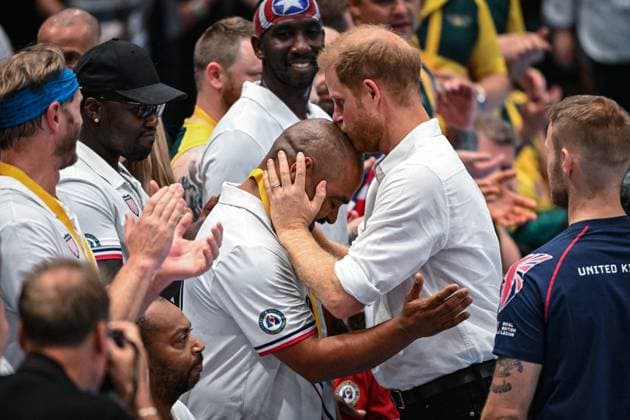 Bilder des Jahres 2023, Entertainment 09 September Entertainment Themen der Woche KW37 Entertainment Bilder des Tages Prince Harry watches UK vs USA wheelchair rugby final, Invictus Games Day 2, Düsseldorf, Germany Düsseldorf, Germany, 11th Sep 2023. Harry hugs one of the Team US players before handing him his medal. The Duke of Sussex, Prince Harry watches the game and interacts with invitees, fans, children and even a UK athlete s sausage dog, before handing Team USA their gold medals after their win. Team United Kingdom play Team USA in the wheelchair rugby finals at the Spiel Merkur arena this evening. Day 2 of the Invictus Games Düsseldorf in and around the Merkur Spiel Arena., Credit:Imageplotter Avalon Copyright: xImageplotterx xAvalonx 0804633104