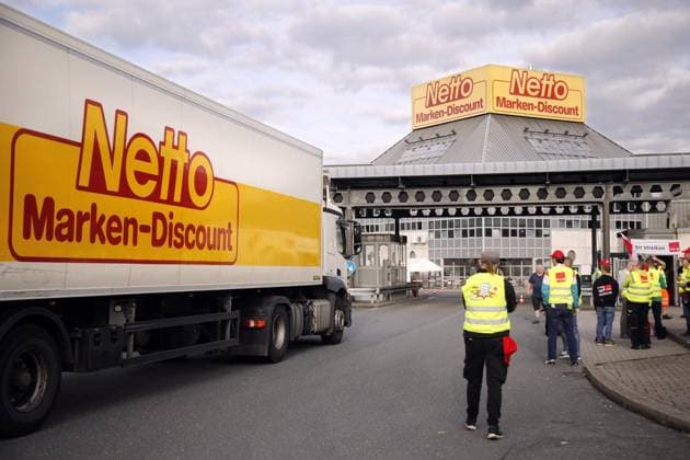 <p>Verdi Streik vor der Netto Zentrale in Bottrop am Donnerstag, den 14. September 2023. Ca. 60 Leute der Netto Zentrale ( LKW Fahrer und Lagerarbeiter) streiken seit 1.30 Uhr Deutschland NRW Bottrop Copyright: KerstinxBögeholz