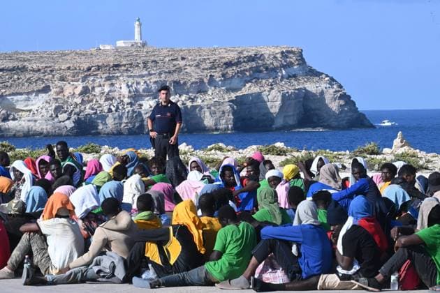 Bilder des Jahres 2023, News 09 September News Themen der Woche KW37 News Bilder des Tages September 15, 2023, Lampedusa: Migrants wait in Cala Pisana to be transferred to other places from the island of Lampedusa, southern Italy, 15 September 2023. A record number of migrants and refugees have arrived on the Italian island of Lampedusa in recent days. Lampedusa s city council declared a state of emergency on 13 September evening after a 48-hour continuous influx of migrants. In the morning of September 14, nearly 7,000 migrants were on the island. ANSA CIRO FUSCO Lampedusa  - ZUMAa110 20230915_zaf_a110_047 Copyright: xCiroxFuscox
