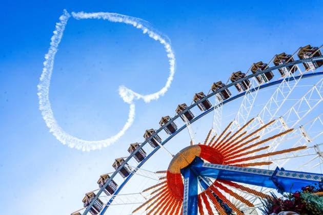 Oktoberfest 2023, heart in the sky in front of Ferris wheel, Wiesn, opening day, 16 September 2023 Germany, Munich, 16 09 2023, heart in the sky in front of Ferris wheel, Oktoberfest 2023, opening day, typical Bavarian, folk festival, Bavaria,
