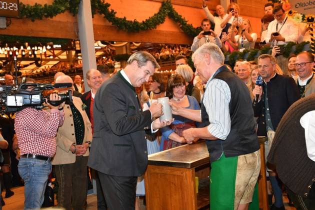 Markus Söder Prime Minister of Bavaria and Dieter Reiter Mayor of Munich Wiesn opening 2023 tapping Schottenhammel Theresienwiese Munich 16 September 2023