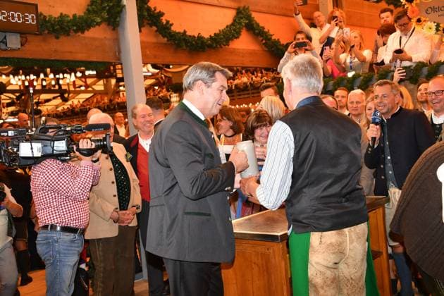 Markus Söder Prime Minister of Bavaria and Dieter Reiter Mayor of Munich Wiesn opening 2023 tapping Schottenhammel Theresienwiese Munich 16 September 2023