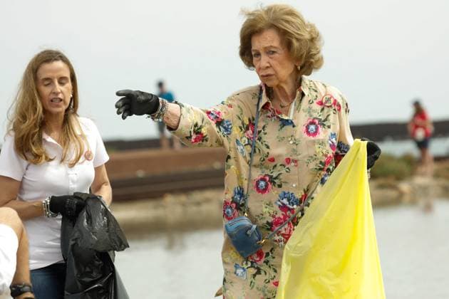 Bilder des Jahres 2023, Entertainment 09 September Entertainment Themen der Woche KW37 Entertaintment Bilder des Tages Queen Sofia at a Clean Beach campaign - Spain Queen Sofia participates in the campaign 1m2 for beaches and seas , on the beach of Caleta del Estacio, on September 16, 2023, in San Javier, Murcia, Region of Murcia (Spain). This initiative is organized by the LIBERA Project of SEO BirdLife, in alliance with Ecoembes. Dona Sofia joins the fight against garbage in a day of awareness and waste collection by the LIBERA team, as well as the Association of Naturalists of the Southeast (ANSE), a partner of the project. Photo by Edu Botella Europa Press ABACAPRESS.COM San Javier, Murcia, Murcia Regio Spain Copyright: xEuropaxPress ABACAx 867955_001 EuropaxPress ABACAx 867955_001