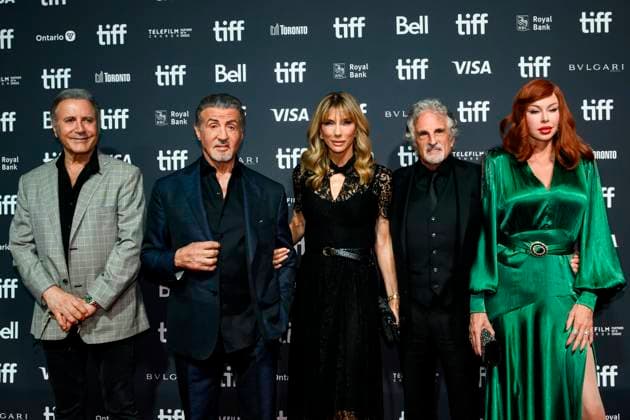 Bilder des Jahres 2023, Entertainment 09 September Entertainment Themen der Woche KW37 Entertainment Bilder des Tages Toronto International Film Festival TIFF, Sly Screening September 16, 2023, Toronto, ON, Canada: Frank Stallone, from left to right, Sylvester Stallone, Jennifer Flavin Stallone, John Herzfeld and Rebekah Chaney are photographed on the red carpet for the film öÄuSLYöÄù during the Toronto International Film Festival, in Toronto, Saturday, Sept. 16, 2023. Toronto Canada - ZUMAc35_ 20230916_zaf_c35_167 Copyright: xChristopherxKatsarovx