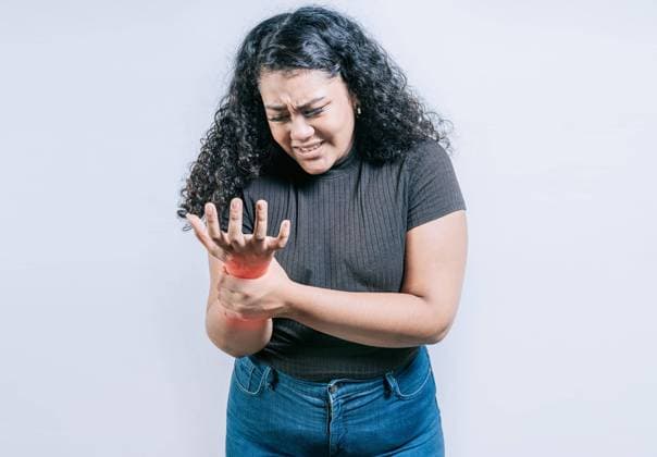 Boy Woman with Arthritis isolated Wrist Pain and Arthritis Concept People with Pain at Wrist and Arthritis isolated Copyright: imageBROKER IsaixHernandez ibxiih09646890.jpg ,model released, Symbolfoto ,property released