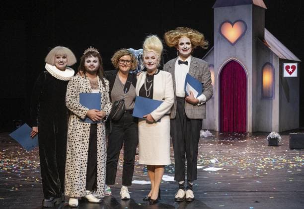 <p>v.l. Nagihan Erdas, Oliver Mebes Sparkasse, Susanne Burkhard, Daniel Rothaug, Franziska Isensee, Anke Fonferek, Tim Weckenbrock, Elke Lepges und Manfred Flore. Vergabe der 5 Theaterpreise im Theater Oberhausen (Großes Haus) am Sonntag, 17. September 2023 in Oberhausen.¨ Deutschland NRW Oberhausen Copyright: ChristophxWojtyczka