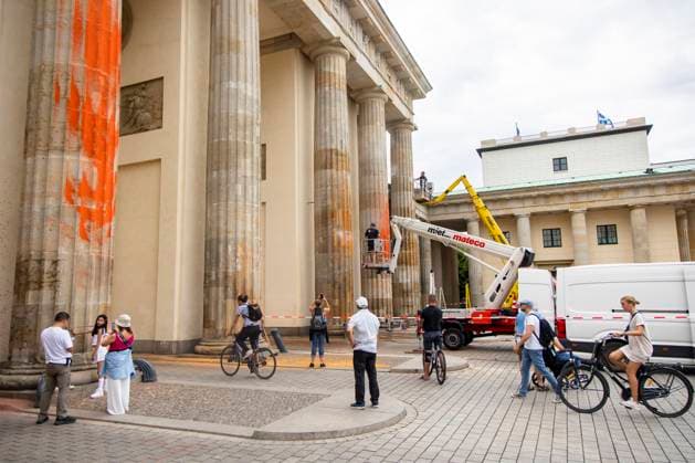 Street blockade Last Generation 18 09 2023, Berlin Germany Workers clean the Brandenburg Gate with high pressure water in Berlin on 18 September 2023 Yesterday activists of the Last Generation had