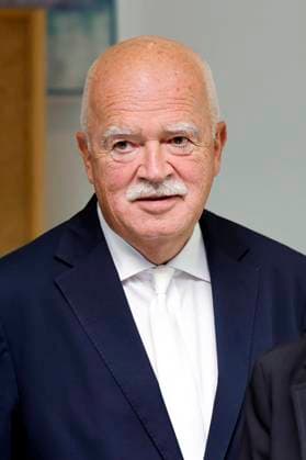 Attorney Peter Gauweiler, defense attorney for banker Christian Olearius, at his trial before the Bonn Regional Court Olearius must answer charges of particularly serious tax evasion He is alleged to be actively involved in the Cum Ex scandal as a personally liable partner of the pr Copyright: xChristophxHardtx