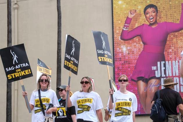 September 21, 2023, Los Angeles, California, USA: Striking writers and actors walk with pickets outside the Warner Bros. Studios in Burbank, California. Los Angeles USA - ZUMAc68_ 20230921_zaf_c68_009 Copyright: xRingoxChiux