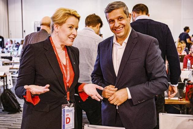 <p>Franziska Giffey (SPD), Wirtschaftssenatorin und Landesvorsitzende, und Raed Saleh (SPD), Landesvorsitzender, kommen zum Landesparteitag der SPD Berlin., fotografiert am 23.09.2023 in Berlin. Deutschland Berlin Berlin Copyright: MaurizioxGambarini