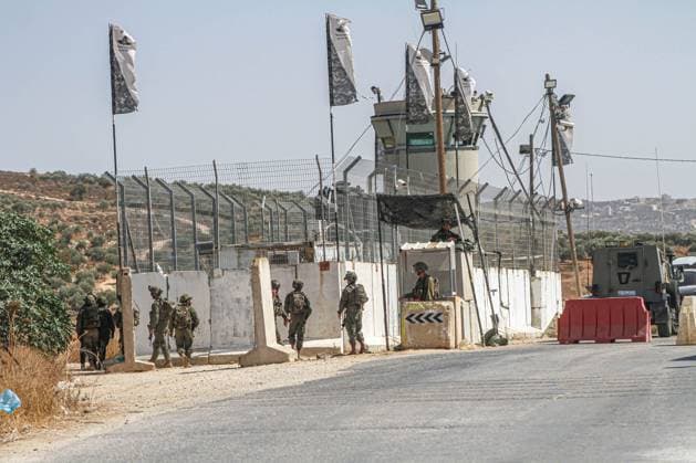 September 29, 2023, Nablus, Palestine: Israeli soldiers stand alert around an Israeli checkpoint near the Palestinian town of Beit Furik, east of Nablus, in the northern West Bank. A speeding car tried to run over a number of occupation soldiers stationed at the checkpoint they were guarding, which led to their alert. Nablus Palestine - ZUMAs197 20230929_aab_s197_002 Copyright: xNasserxIshtayehx