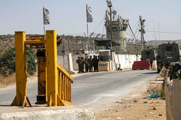 September 29, 2023, Nablus, Palestine: Israeli soldiers stand alert around an Israeli checkpoint near the Palestinian town of Beit Furik, east of Nablus, in the northern West Bank. A speeding car tried to run over a number of occupation soldiers stationed at the checkpoint they were guarding, which led to their alert. Nablus Palestine - ZUMAs197 20230929_aab_s197_009 Copyright: xNasserxIshtayehx