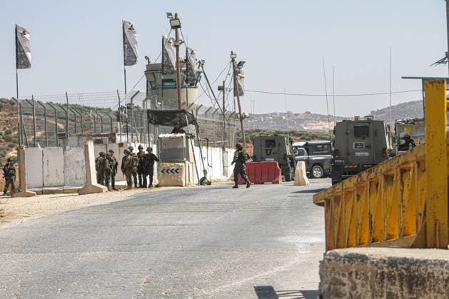 September 29, 2023, Nablus, Palestine: Israeli soldiers stand alert around an Israeli checkpoint near the Palestinian town of Beit Furik, east of Nablus, in the northern West Bank. A speeding car tried to run over a number of occupation soldiers stationed at the checkpoint they were guarding, which led to their alert. Nablus Palestine - ZUMAs197 20230929_aab_s197_010 Copyright: xNasserxIshtayehx