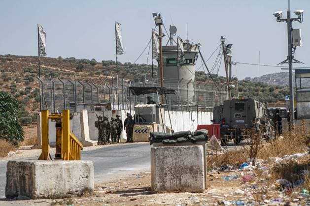 September 29, 2023, Nablus, Palestine: Israeli soldiers stand alert around an Israeli checkpoint near the Palestinian town of Beit Furik, east of Nablus, in the northern West Bank. A speeding car tried to run over a number of occupation soldiers stationed at the checkpoint they were guarding, which led to their alert. Nablus Palestine - ZUMAs197 20230929_aab_s197_012 Copyright: xNasserxIshtayehx