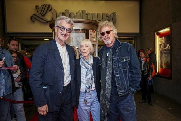 <p>Regisseur Wim Wenders präsentiert am Dienstag 03. Oktober 2023 seinen neuen Film Anselm über den Maler und Künstler Anselm Kiefer in der Lichtburg in Essen. Zu sehen ist Regisseur Wim Wenders, links, Lichtburg-Geschäftsführerin Marianne Menze, Mitte und Sänger Wolfgang Niedecken, rechts. Deutschland NRW Essen Copyright: AndrÃ xHirtz