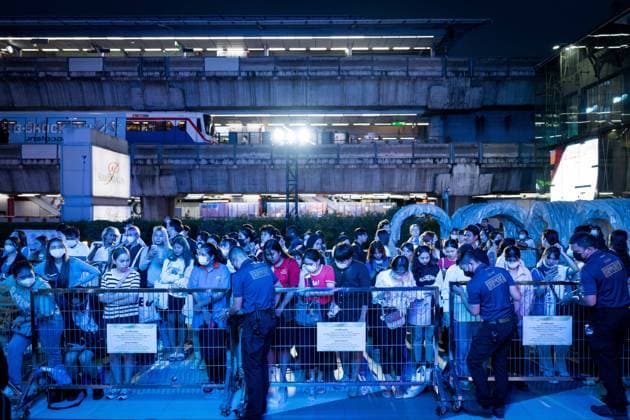October 5, 2023, Bangkok, Bangkok, Thailand: Fans watch the fashion show from outside of Siam Paragon on large screens beneath the BTS Skytrain. People attend Day 1 of Bangkok International Fashion Week 2023 (BIFW2023) at Siam Paragon shopping mall in Bangkok, Thailand on October 6, 2023. Bangkok Thailand - ZUMAh236 20231005_zip_h236_011 Copyright: xMattxHuntx