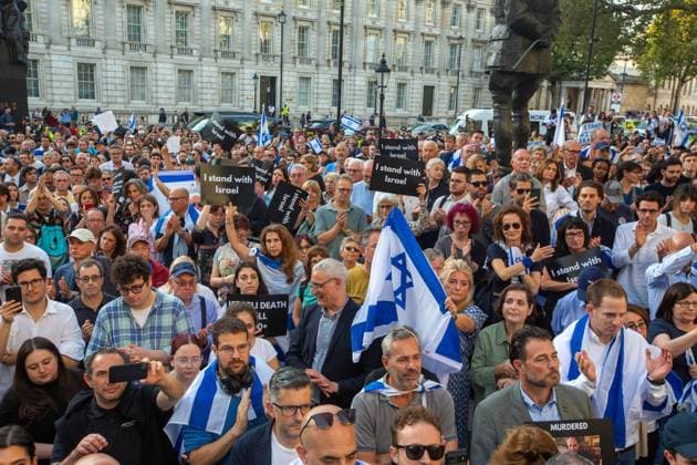 News Bilder des Tages October 9, 2023, London, England, United Kingdom: Members of Jewish community in London hold a vigil in Whitehall in the wake of Hamas attacks Israel. London United Kingdom - ZUMAs262 20231009_zip_s262_073 Copyright: xTayfunxSalcix