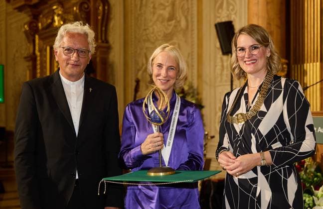 f l Axel Piper Regional Bishop , Katrin Eigendorf with the sculpture of the Augsburg Peace Prize, Eva Weber Mayor of the City of Augsburg Ceremonial awarding of the Augsburg Peace Prize 2023 to journalist Katrin Eigendorf Ceremonial awarding of the Augsburg Peace Prize 2023 to journalist Katrin Eigendorf B-HAUPT