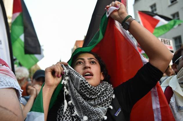 News Bilder des Tages October 9, 2023, London, England, United Kingdom: Thousands of Pro-Palestinian protesters gathered outside the Israeli Embassy gates in West London, in the aftermath of the Hamas attack on Israel. London United Kingdom - ZUMAk172 20231009_zip_k172_033 Copyright: xThomasxKrychx