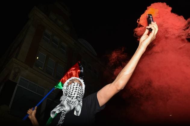 News Bilder des Tages October 9, 2023, London, England, United Kingdom: Thousands of Pro-Palestinian protesters gathered outside the Israeli Embassy gates in West London, in the aftermath of the Hamas attack on Israel. London United Kingdom - ZUMAk172 20231009_zip_k172_040 Copyright: xThomasxKrychx