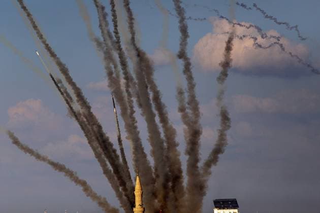 Bilder des Jahres 2023, News 10 Oktober News Themen der Woche KW41 News Bilder des Tages Nahostkonflikt, Israel, Raketenangriff der Hamas (231010) -- GAZA, Oct. 10, 2023 -- A barrage of rockets are fired from Gaza toward Israel over Gaza City, on Oct. 10, 2023. At least 900 Palestinians have been killed from the ongoing Israeli attacks on the Gaza Strip, according to the health ministry in Gaza on Tuesday. Meanwhile, at least 1,008 individuals have been killed in Israel since Hamas launched a surprise attack on the country on Saturday, Israel s state-owned Kan TV news reported on Tuesday. (Photo by Xinhua) MIDEAST-GAZA CITY-ISRAEL-GAZA CONFLICT RizekxAbdeljawad