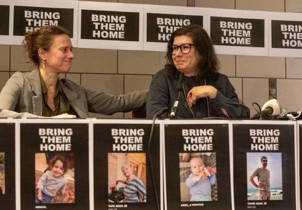News Bilder des Tages October 12, 2023, London, England, United Kingdom: SHARON LIFSCHITZ, an artist and academic, whose parents, peace activists aged 85 and 83, were taken hostage from Nir Oz Kibbutz by Hamas on October 7, is seen at press conference in London. London United Kingdom - ZUMAs262 20231012_zip_s262_088 Copyright: xTayfunxSalcix