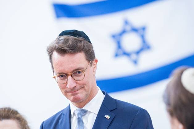 18 10 2023 Hendrik Wüst visits the Jewish community in Bielefeld The NRW Minister President CDU at one of four appointments in East Westphalia Lippe with a butt on his head In the picture Wüst has a flag of Israel in the background with the Star of David ,