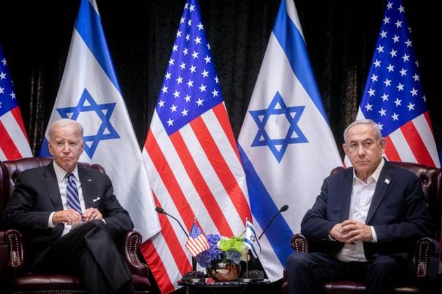Bilder des Jahres 2023, News 10 Oktober News Themen der Woche KW42 News Bilder des Tages U.S. President Joe Biden, left, meets with Israeli Prime Minister Benjamin Netanyahu, right, to discuss the war between Israel and Hamas, in Tel Aviv, Israel, Wednesday, October 18, 2023. Pool  JERX20231018107 MiriamxAlster