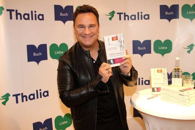 Guido Maria Kretschmer at the photo session on the sidelines of the book signing and reading with his new book 19 521 steps on 19 10 2023 in Hamburg Guido Maria Kretschmer book signing with his new book 19 521 steps in Hamburg