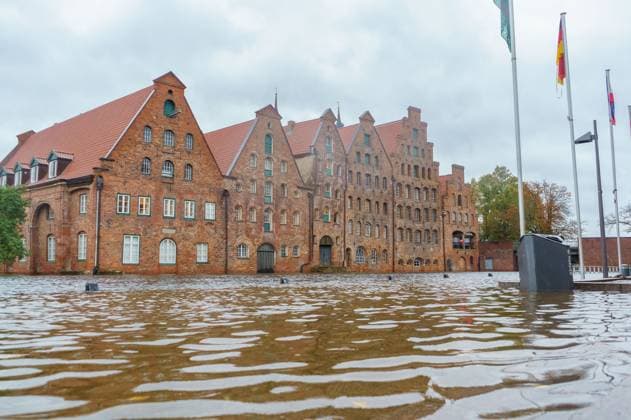 Luebeck GER, themes storm surge Luebeck, 20 10 2023 salt storage in Luebeck old town during flooding of the river Trave GER, themes storm surge Luebeck, 20 10 2023 Copyright: xEibnerxPressefoto MarcelxvonxFehrnx EP_MFN