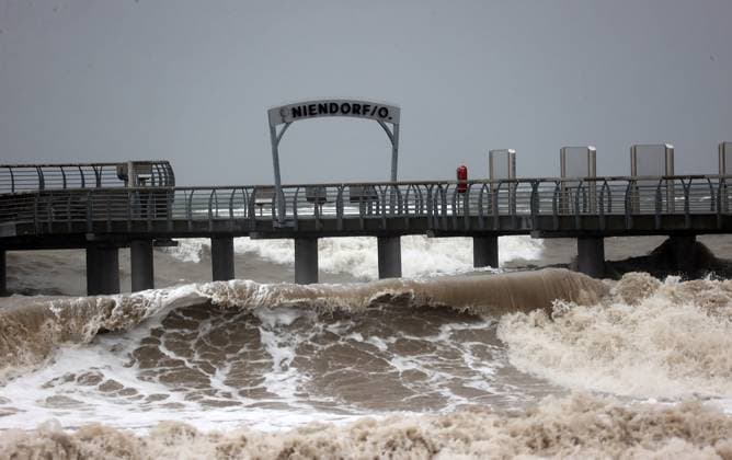 Travel, tourism, vacation, vacations, Baltic Sea, Luebecker Bucht, weather, high tide impressions storm surge, high tide in Niendorf, view of the sea bridge Timmendorfer Strand