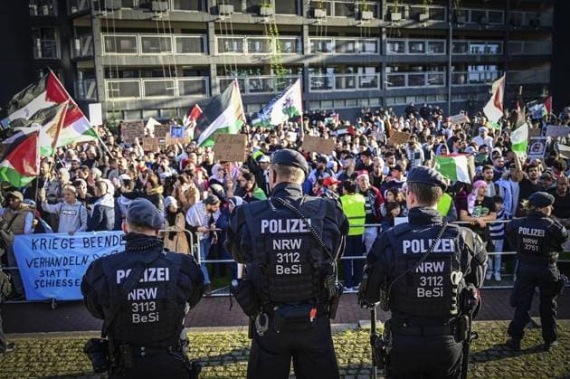 <p>Demonstrationszug von Palästinenser vom Hauptbahnhof zum Landtagt am Samstag, 21.Oktober.2023, a in Düsseldorf. Foto : Kai Kitschenberg FUNKE Foto Services< p> Politik Deutschland NRW Düsseldorf Copyright: kk