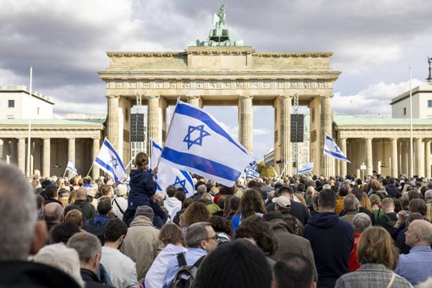 Israeli flag at the rally AGAINST TERROR AND ANTISEMITISM Solidarity with Israel in front of the Brandenburg Gate Berlin, 22 10 2023 Berlin Germany Copyright: xThomasxImox