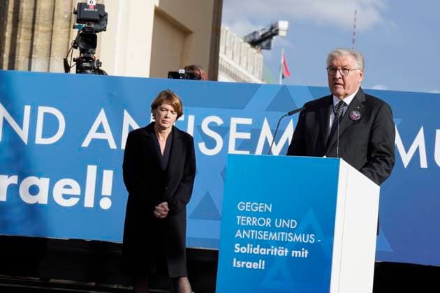Rally for Israel, Frank Walter Steinmeier, Elke Büdenbender Rally to stand up against terror, hatred and anti-Semitism in solidarity and compassion with Israel at the Brandenburg Gate in Berlin, Federal President, Frank Walter Steinmeier, Elke Büdenbender Berlin Berlin GER