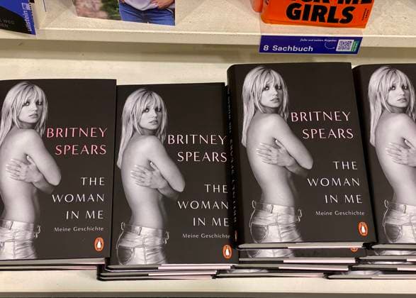 25 10 2023, Germany, NRW, Bookstores, New releases, Since yesterday available in German bookstores the autobiography of singer Britney Spears entitled The woman in me, Book, Books, Memoirs NRW Germany Copyright: xSnowfieldxPhotographyx SF251023BritneyD3