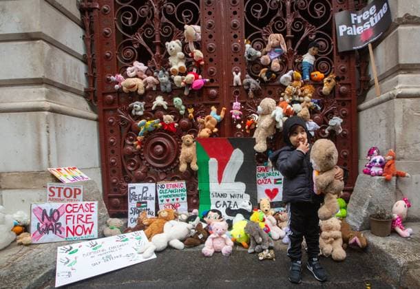 News Bilder des Tages October 27, 2023, London, England, United Kingdom: Children place teddy bears at the entrance of British foreign office calling for ceasefire in Palestine in a protest organised by Parents For Palestine campaign group. London United Kingdom - ZUMAs262 20231027_zip_s262_101 Copyright: xTayfunxSalcix