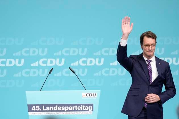 45 State Party Congress of the CDU North Rhine Westphalia State President Hendrik Wuest CDU thanks and waves to delegates after his speech at the 45 State Party Congress of the CDU NRW , Huerth, 28 10 2023 Huerth North Rhine Westphalia Germany
