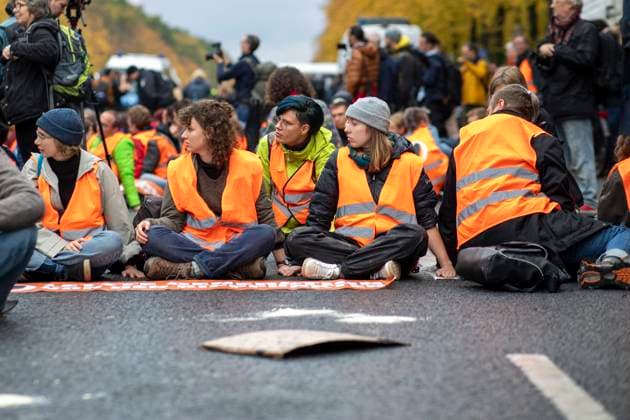 Mass occupation of climate glue on the street of 17 June, hundreds of climate activists have demonstrated on Saturday in Berli