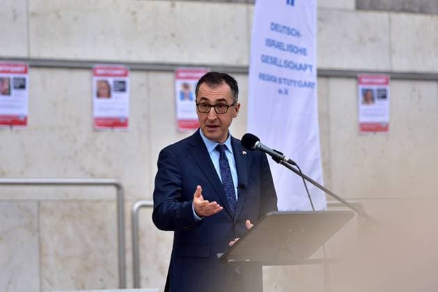 29 10 2023 Israel Demo Pro-Israel rally in Stuttgart marketplace About 1500 people attended, among the speakers were Federal Minister Cem Özdemir, Rabbi Yahuda Pushkin and anti-Semitism commissioner Michael Blume Stuttgart marketplace Baden Württemberg Germany