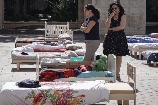 Bilder des Jahres 2023, News 10 Oktober News Bilder des Tages October 30, 2023, Jerusalem, Israel: An installation at Jerusalemâ€⠢s Safra Square portrays 230 beds, empty since 7th October, 2023, in solidarity with the now estimated 230 hostages in the hands of Hamas of the Gaza Strip and their families. Israel is engaged in a war with Hamas of the Gaza Strip following massive rocket fire from the Gaza Strip into Israel, infiltration of gunmen into Israeli territory, massacre of civilian women and children in their homes and hostage taking of civilians and soldiers. 350,000 reservists have been deployed, the Israel Air Force is massively bombing Gaza and ground forces are taking part in incursions into the Gaza Strip. Jerusalem Israel - ZUMAa126 20231030_zap_a126_013 Copyright: xNirxAlonx