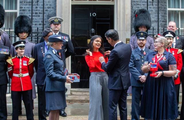 News Bilder des Tages October 30, 2023, London, England, United Kingdom: Prime Minister RISHI SUNAK and his wife AKSHATA MURTY are seen with members of the armed forces and volunteers outside 10 Downing Street, London, as they purchase a poppy for the Royal British Legion Poppy Appeal 2023. London United Kingdom - ZUMAs262 20231030_zip_s262_027 Copyright: xTayfunxSalcix