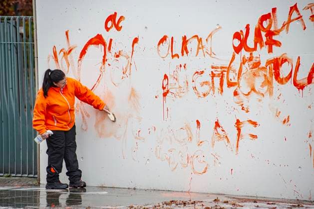 31 10 2023 , Berlin Mitte The Federal Chancellery was sprayed this morning by members of the Last Generation with the slogan Olaf lies Also the sidewalk in front of it was painted with orange paint Photo Already in the afternoon, the inscriptions on the Chancellery were removed again