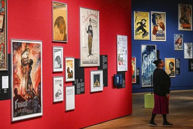 <p>Ausstellung im Foyer des Kulturforums - Großes Kino. Filmplakate aller Zeiten. Seit es Kino gibt, sind Plakate zentrale Player in der Kommunikation von Film: Sie bringen das Kino auf die Straße und wecken im großen Stil Gefühle. Die Ausstellung Großes Kino präsentiert 300 originale Filmplakate der 1900er- bis 2020er-Jahre aus der Sammlung Grafikdesign der Kunstbibliothek am Kulturforum, fotografiert am 01.11.2023 in Berlin Deutschland Berlin Berlin Copyright: MaurizioxGambarini