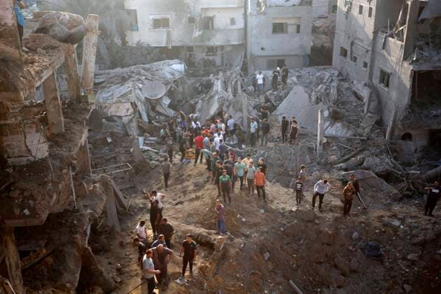 Bilder des Jahres 2023, News 11 November News Themen der Woche KW44 News Bilder des Tages Palestinians conduct a search and rescue operation after the attack of the Israeli army at Maghazi refugee camp Palestinians conduct a search and rescue operation after the attack of the Israeli army at Maghazi refugee camp in Gaza City, Gaza on November 03, 2023. Photo by Omar Ashtawy apaimages Maghazi Gaza Strip Palestinian Territory 031123_Maghazi_OSH_00(4) Copyright: xapaimagesxOmarxAshtawyx xapaimagesx