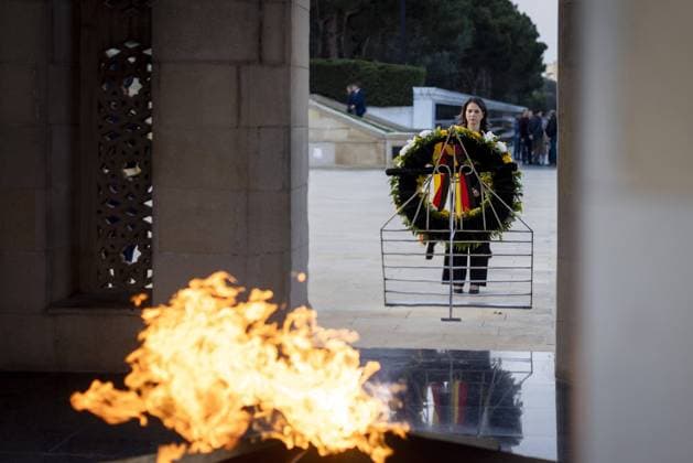 Annalena Baerbock Buendnis 90 Die Gruenen , Federal Minister of Foreign Affairs, pictured during a wreath-laying ceremony at the Memorial to the Martyrs Alley in Baku, 04 11 2023 Baku Azerbaijan Copyright: xKiraxHofmannx