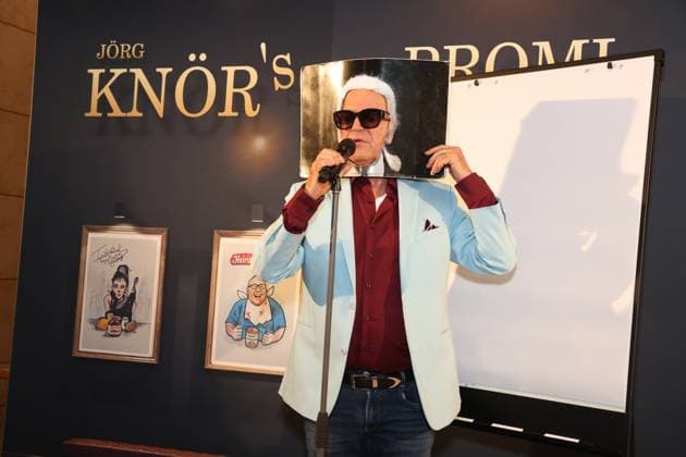 Jörg Knör parodies Karl Lagerfeld, Jörg Knör now presents his original cartoons in Hamburg The entertainer, parodist and caricaturist shows his drawings, which depict prominent personalities in a humorous and exaggerated way, under the motto Hamburg meine Perlen at the Walentowski Galerie in the Europa Passage Hamburg, vernissage on 4 11 2023