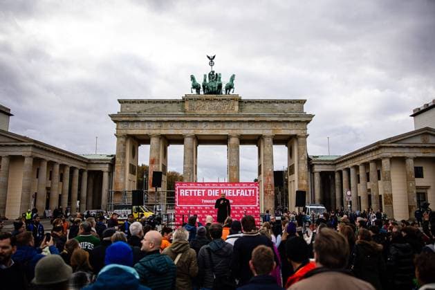 Demonstration to maintain the 7 VAT on food in restaurants on November 6, 2023 in front of the Brandenburg Gate in Berlin Speaker restaurateur Kemal Üres demonstration against VAT increase