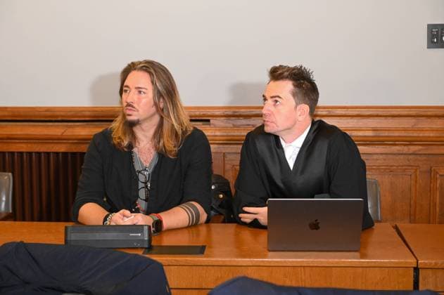 Start of trial against Gil Ofarim 07 11 2023 around 9 a.m. Leipzig, Leipzig Regional Court Start of trial against musician Gil Ofarim at Leipzig Regional Court for defamation and other In the picture Defendant musician Gil Ofarim with lawyer Dr Alexander Stevens in the courtroom of the Leipzig Regional Court Leipzig Saxony Germany Copyright: xEHLxMedia Erik-HolmxLanghofx 231107_prozess-gil-ofarim-leipzig_3